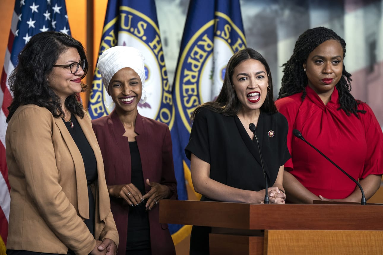Demokraattien kongressiedustajat Rashida Tlaib (vas.), Ilhan Omar, Alexandria Ocasio-Cortez ja Ayanna Pressley kertoivat maanantaina pitävänsä presidentti Donald Trumpin tviittejä häiriötekijänä.