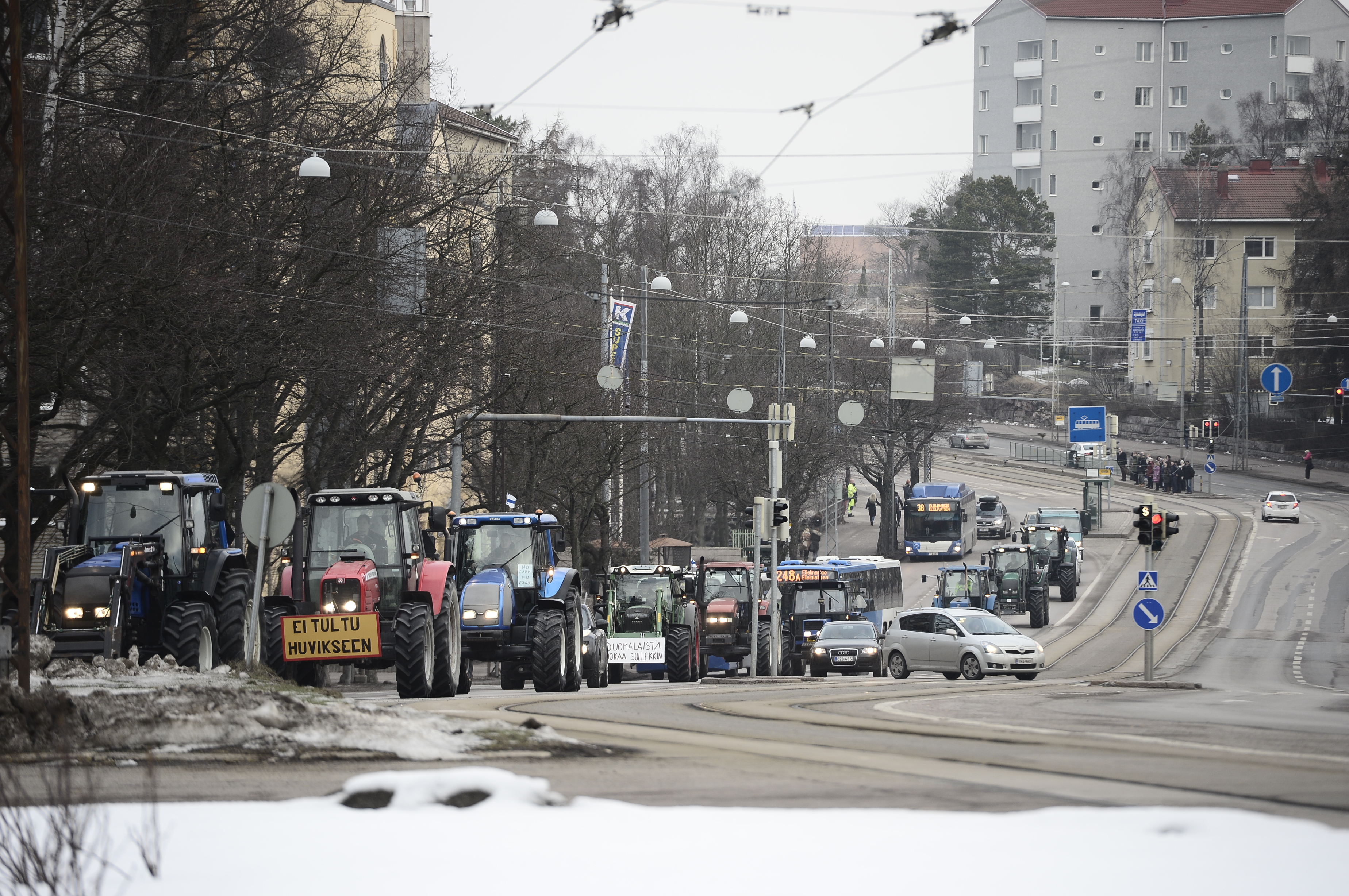 Traktoreita kulki tasaisena jonona Helsingin Mannerheimintietä pitkin. 