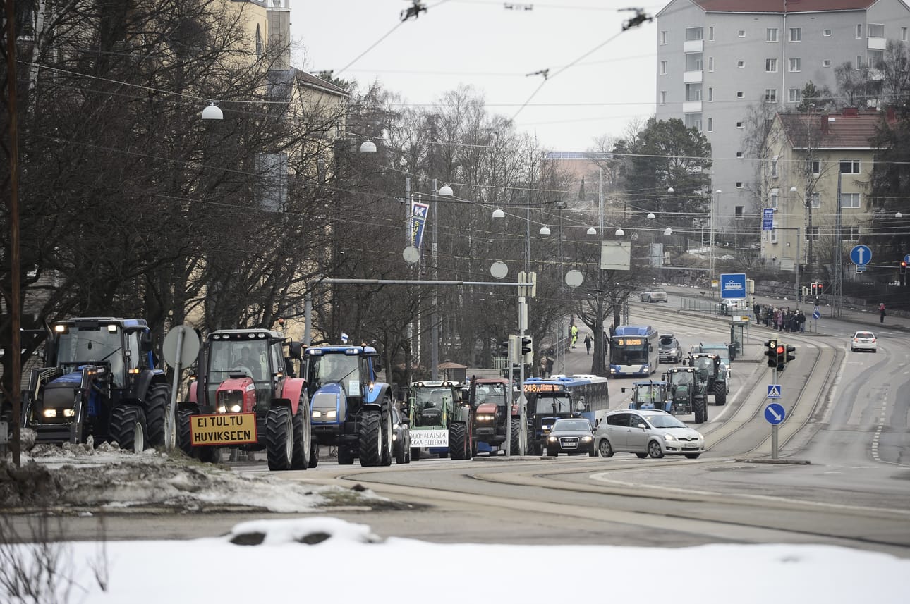 Traktoreita kulki tasaisena jonona Helsingin Mannerheimintietä pitkin.