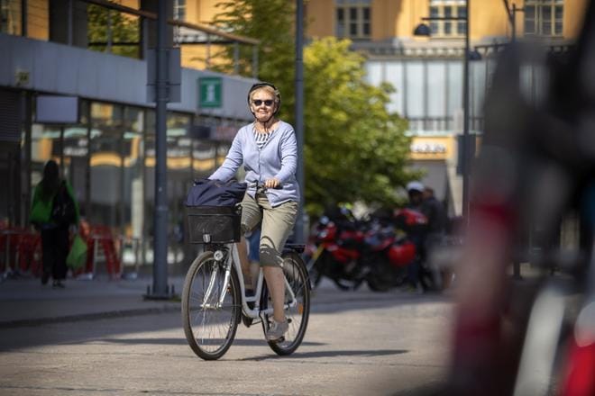 Vaasalainen Riitta Mörsky kulkee kaupunkiin asioille polkupyörällä. Kulutusta hän pyrkii vähentämään vanhan kansan konstein. KUVAT: JARNO PELLINEN
