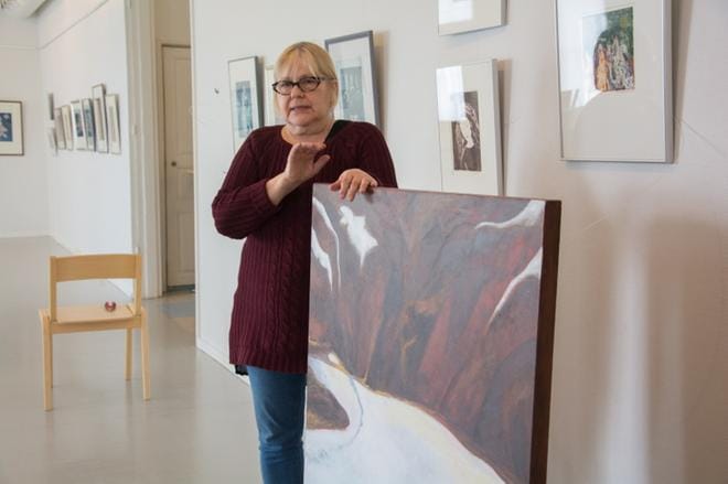Marita Erkkola-Järvinen kokee Alavuden kotikaupungikseen ja halusi siksi lahjoittaa kaupungille maalauksen. KUVAT: JESSICA RISTIMÄKI