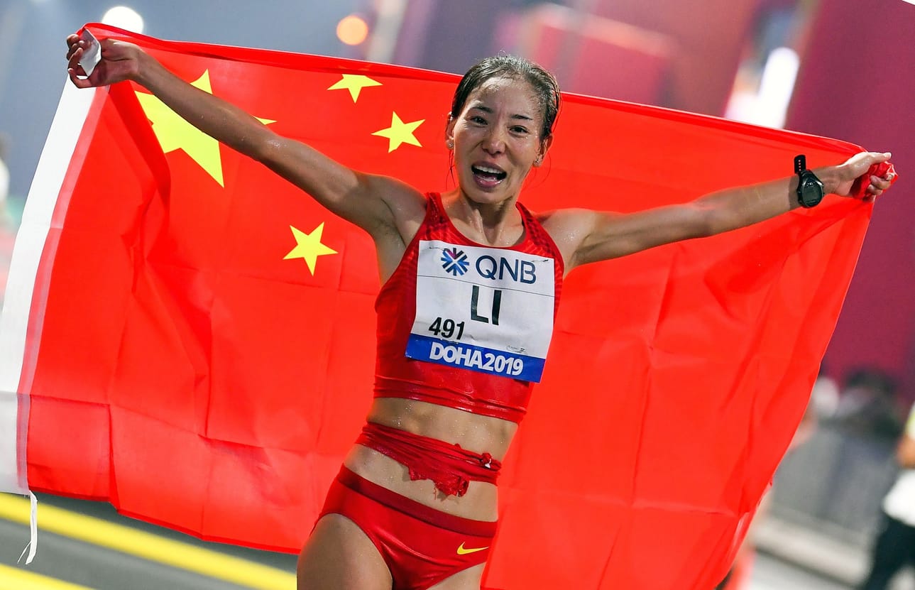 Kiinan Li Maocuo juhli naisten 50 kilometrin kävelyn kakkossijaa.