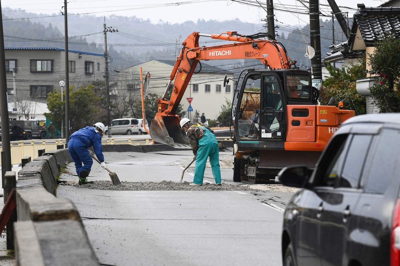 Työntekijät korjasivat maanjäristyksessä vaurioitunutta tietä Ishikawan alueella Japanissa viime tammikuussa. LEHTIKUVA/AFP..