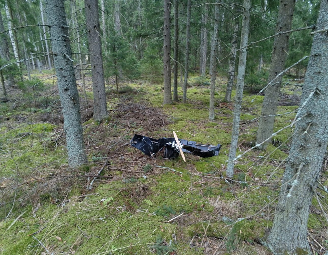 Ohjeissa opastetaan, miten pitää toimia, jos saa vaaratiedotteen drooneista, löytää pudonneen droonin tai havaitsee droonin ilmassa. Tämä kuvan drooni löytyi Kouvolan pohjoisosista aiemmin huhtikuussa.