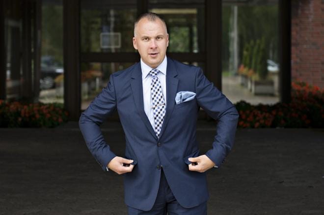 Sosiaalinen media on Riihimäen kaupunginjohtaja Sami Sulkolle tärkeä vuorovaikutuksen työväline. KUVA: Lassi Puhtimäki