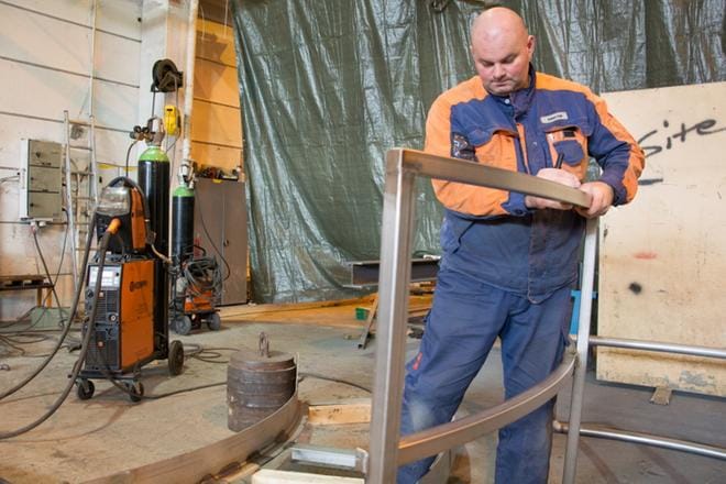 Puolalainen Adam Fiel on työskennellyt Kutepalla vuodesta 2008. Kuvaushetkellä hän asensi kaiteita rosterisäiliöön. KUVA: KAROLIINA SYRJÄ
