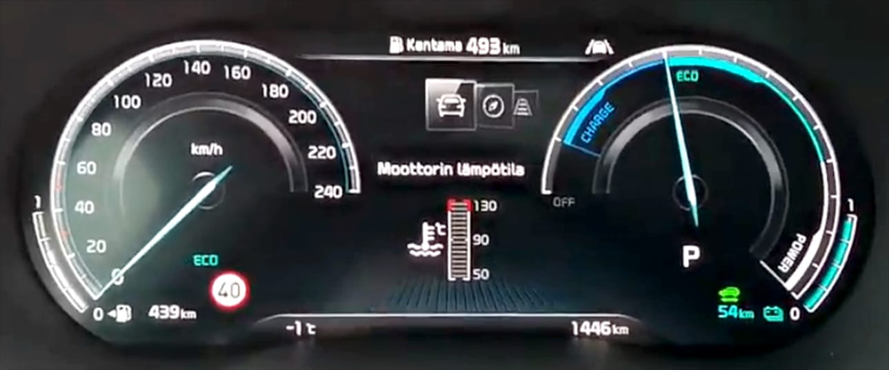 Mittaristo kertoo bensiini- ja sähköajon toimintasäteen.