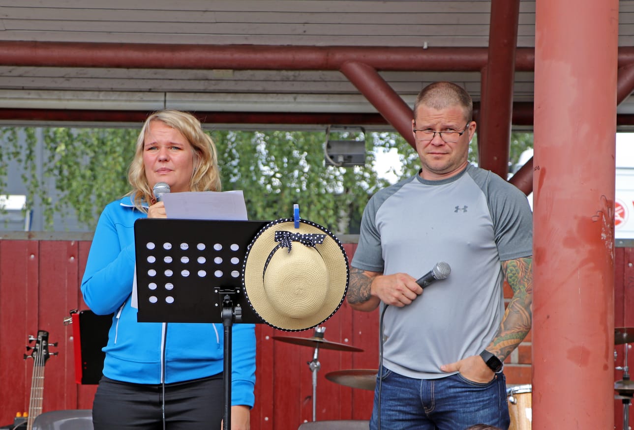 Ilona Ritola ja Vesa-Matti Ritola kävivät torilla puhumassa terveydestä ja hyvinvoinnista.