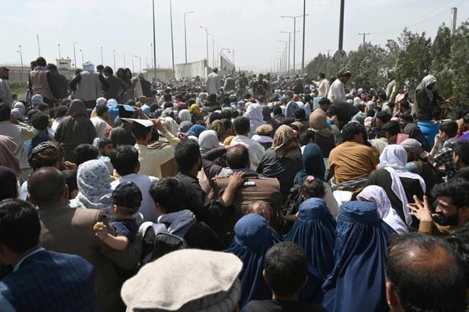 Kabulin lentokentän ulkopuolella tapahtui torstaina räjähdyksiä. KUVA: LEHTIKUVA/WAKIL KOHSAR