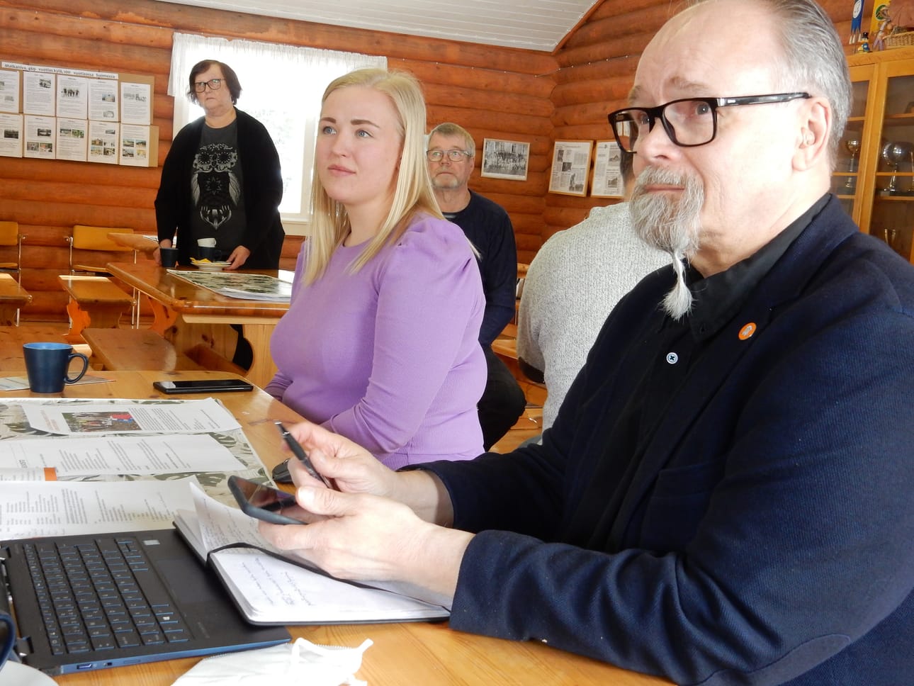 Esa Aunola on palkittu aktiivisesta ja pitkästä työotteestaan kylätoiminnan hyväksi.