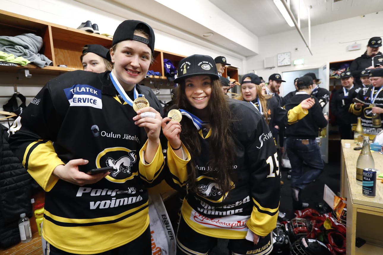 Jasmin Hulanmäki ja Nelli Salomäki juhlivat jääkiekkomestaruutta varsin hillitysti. Juhlat jatkuvat perjantaina Antti Tuiskun keikalla.