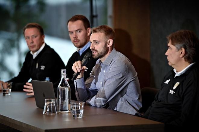 Urheilupuolen tekninen johtaja Richie Dorman äänessä infossa. Kuunteluvuorossa liiketoimintajohtaja Sami-Petteri Kivimäki (vas). KUVA: TOMI KOSONEN