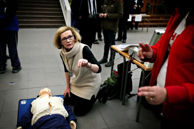 Kun Paula Risikko muutama vuosi sitten oli 112-päivässä Vaasassa, hän varmisti, että omat elvytystaidot ovat ajan tasalla. Arkistokuva: Tomi Kosonen