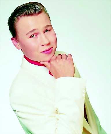 Nuorta verta. Mikko Kilkkisen baritonitenori soi tänään keskiviikkona Oulun Hietasaaren tanssilavalla. Torstaina kaikkien aikojen nuorin tangokuningas laulaa Keminmaalla ja perjantaina Rovaniemellä.