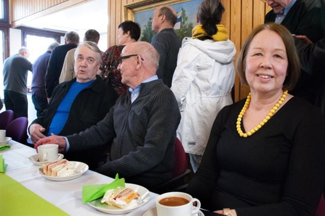 Avajaispuheen Töysä-talolla pitänyt projektipäällikkö Liisa Heinämäki sai kahvipöydässä viereensä 24 vuotta Töysän kunnanvaltuuston puheenjohtajana toimineen Eino Kuokkasen. KUVA: KAROLIINA SYRJÄ