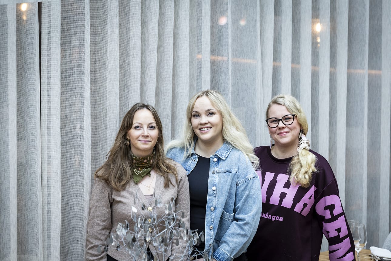 Salla Länsiranta (vas), Hanna-Maria Kiljo ja Saija Salo (oik) toimivat uuden Seurapiirinaiset -nimisen yhdistyksen hallituksessa.