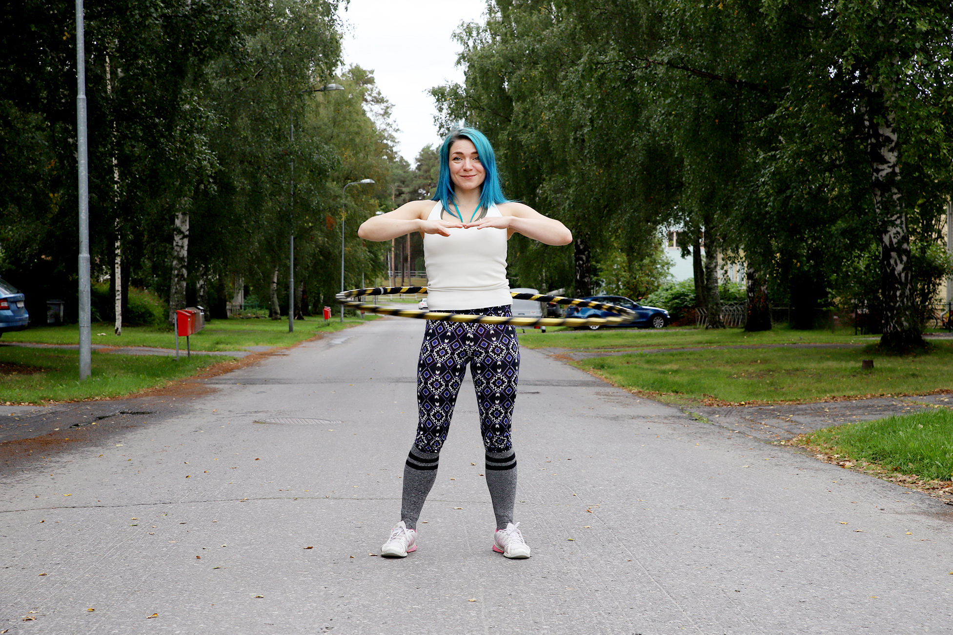 <p>Näin vanne pyörii:</p><p>1. Ota hyvä asento. Pidä jalat lantiota leveämmässä haara-asennossa.</p>