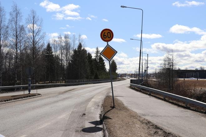 Kauhavanjoen ylittävä Passin silta kunnostetaan. Kantatietä pitkin sillan yli pääsee remontin ajankin, mutta ei Kauppatien suunnasta. Sillalle jää käyttöön yksi kaista. KUVAT: MARIANNE LÄHDE