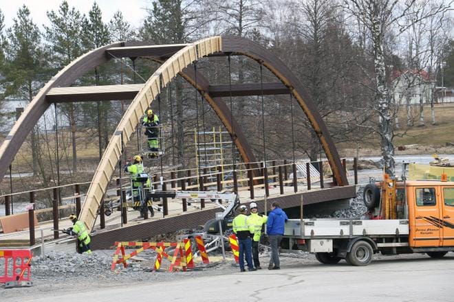Kaarisilta joen yli Kauhajoen keskustassa on valmis vappuna. Rakennustyöt aloitettiin marraskuussa. KUVA: JORMA HAVULA