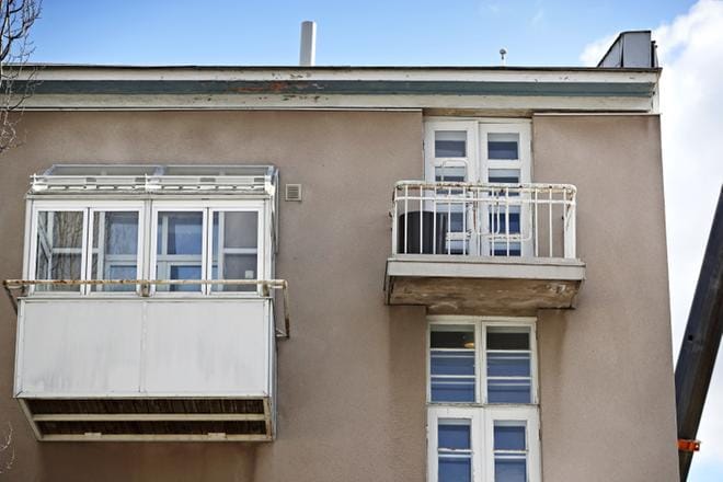 Vaasantalon siipiosan painuma näkyy parvekkeiden, ovien välysten ja katon rakojen kertomana. Vaasantalosta pois joutuneista yrittäjistä osa sai palata perjantaina.