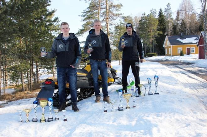 Menestys toi pytyn poikineen. Luokissa oli yleensä parikymmentä osallistujaa, joten aivan pokkaamalla Tuomas Haukkala (vas.), Toni Tuhkasaari ja Arto Jutila eivät voittojaan saalistaneet. KUVA: OSKU JUTILA