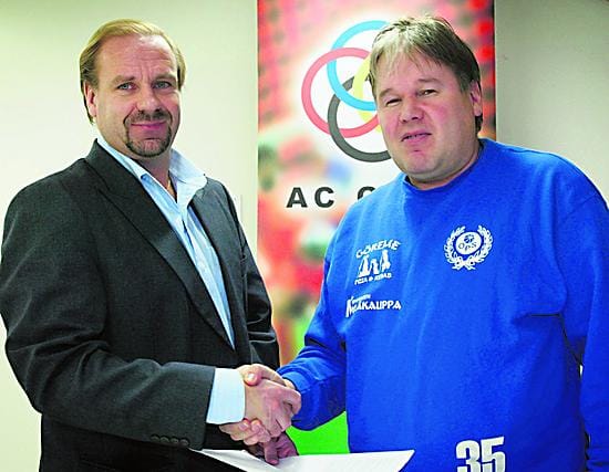 AC Oulun manageri Miika Juntunen (vas,) ja OPS-jp:n manageri Timo Viitanen ovat yhtä mieltä siitä, että solmittu farmisopimus on molempien seurojen, ja ennen kaikkea pelaajien etu.