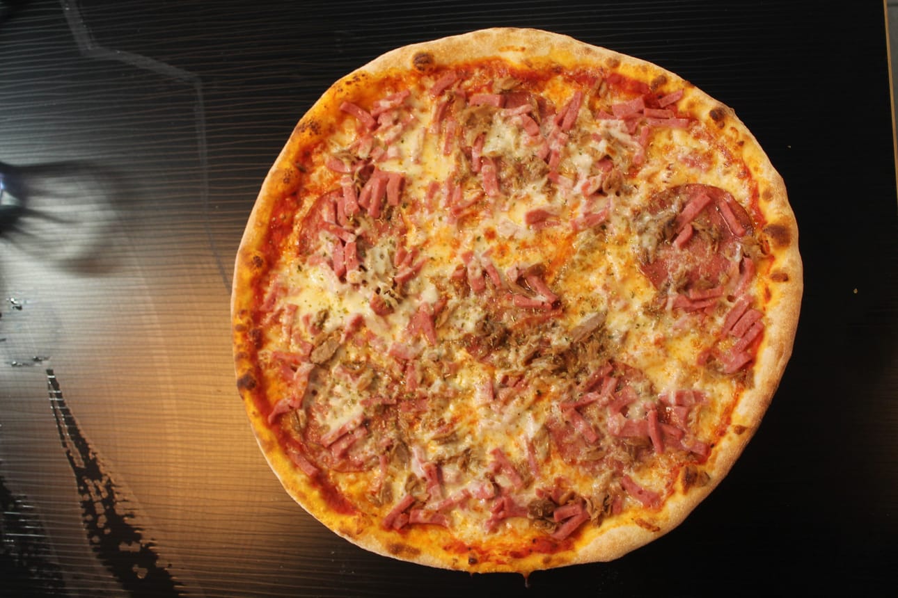 Pizza toimii kyllä kätevänä nälän sammuttajana, mutta sen suurempia makuelämyksiä se ei tuo testaajalleen.