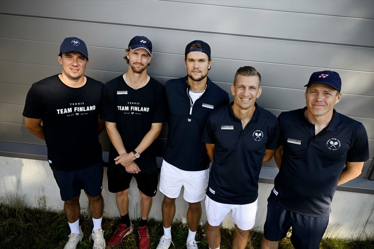 Suomen Davis Cup -joukkueen harjoituksissa Espoon Olarissa Patrik Niklas-Salminen (vas.), Patrick Kaukovalta, Otto Virtanen, kapteeni Jarkko Nieminen ja Harri Heliövaara. LEHTIKUVA / Antti Aimo-Koivisto