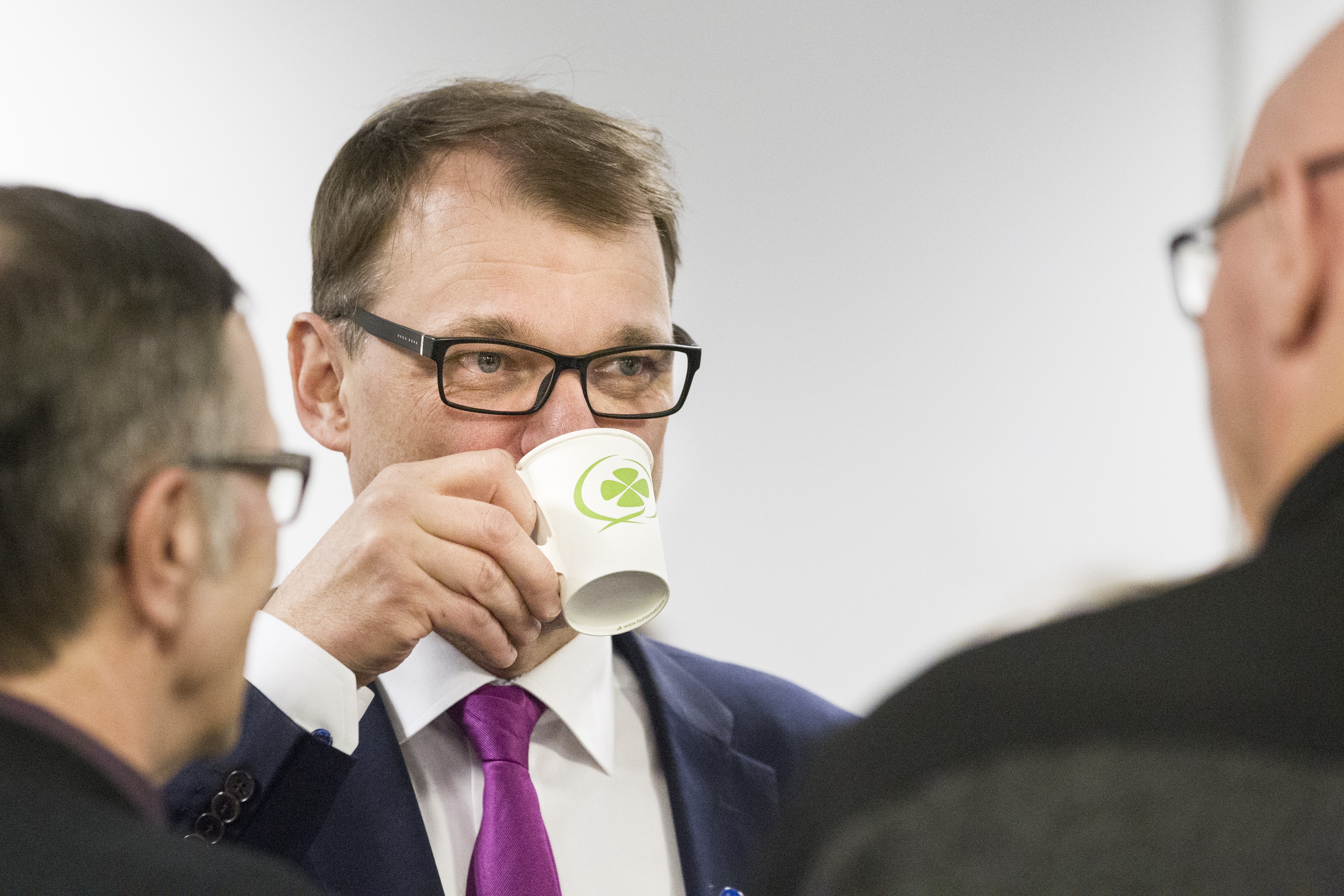 Tiettävästi pääministeri Juha Sipilä (kesk.) ei aio jättää omia ja luottoministerinsä Anne Bernerin (kesk.) liikennetavoitteita opposition armoille. 
