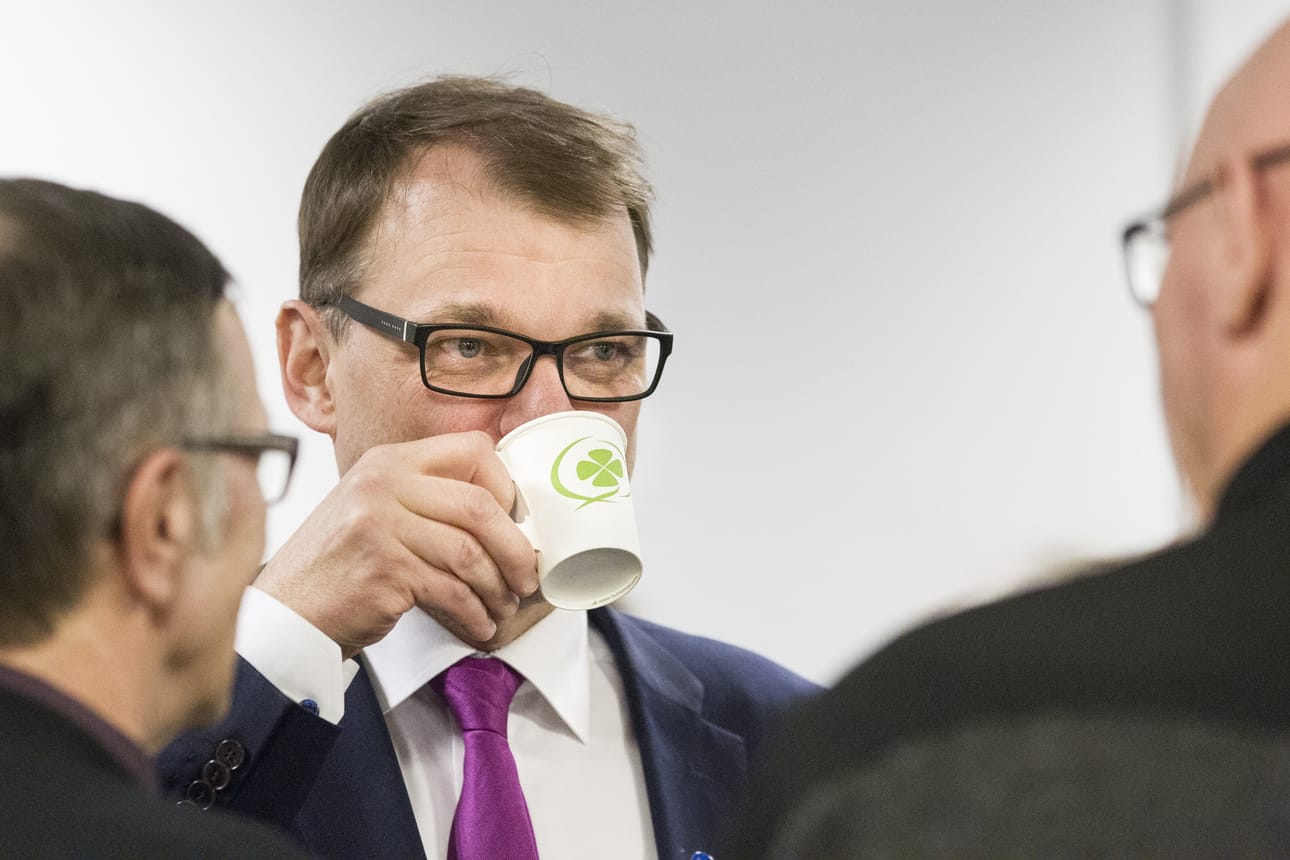 Tiettävästi pääministeri Juha Sipilä (kesk.) ei aio jättää omia ja luottoministerinsä Anne Bernerin (kesk.) liikennetavoitteita opposition armoille.
