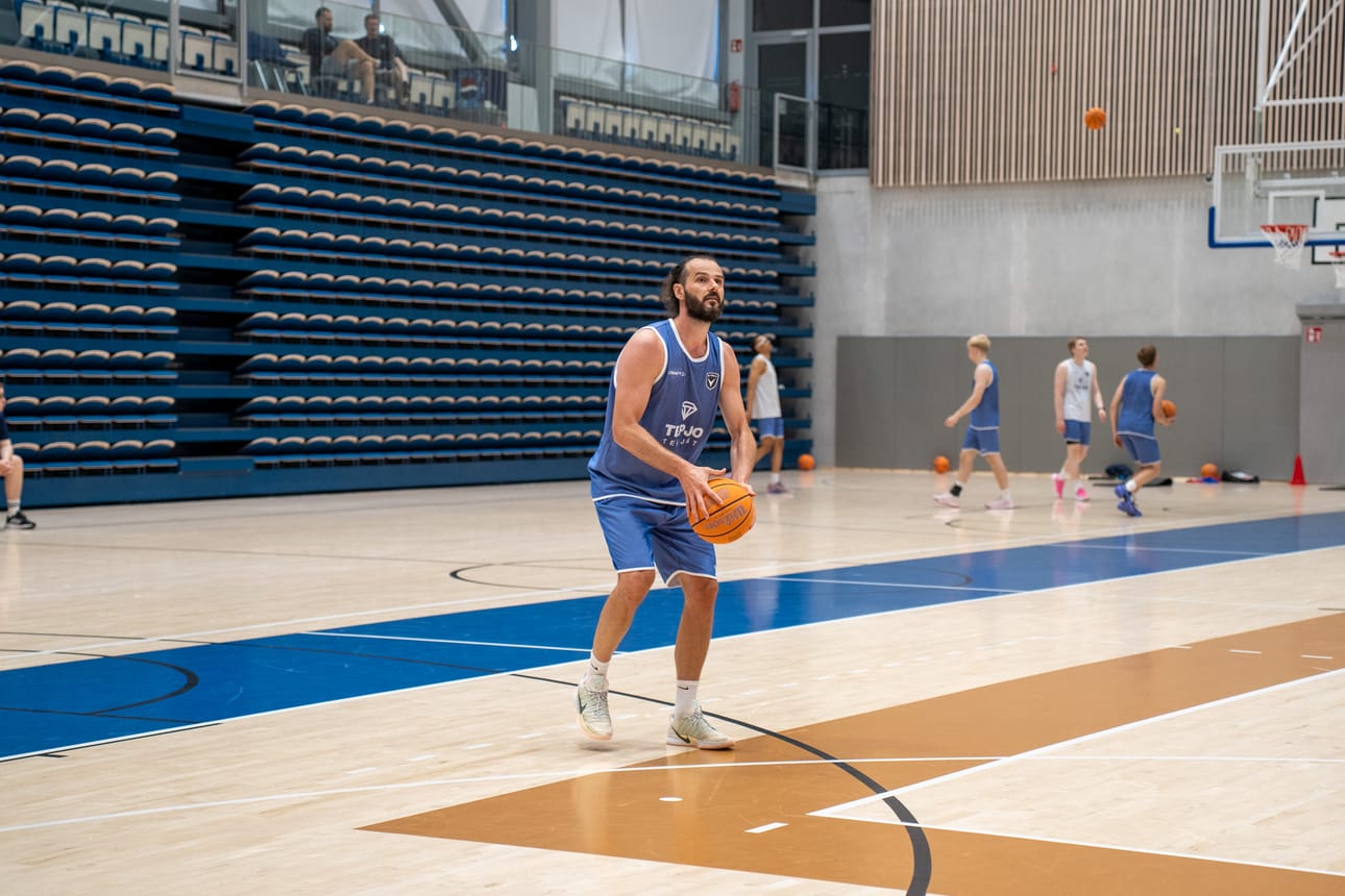 Eldar Skamo toi muuttokuormansa Ouluun maanantai-iltana. Hän on harjoitellut ACO Basketin mukana jo kolmet harjoitukset.