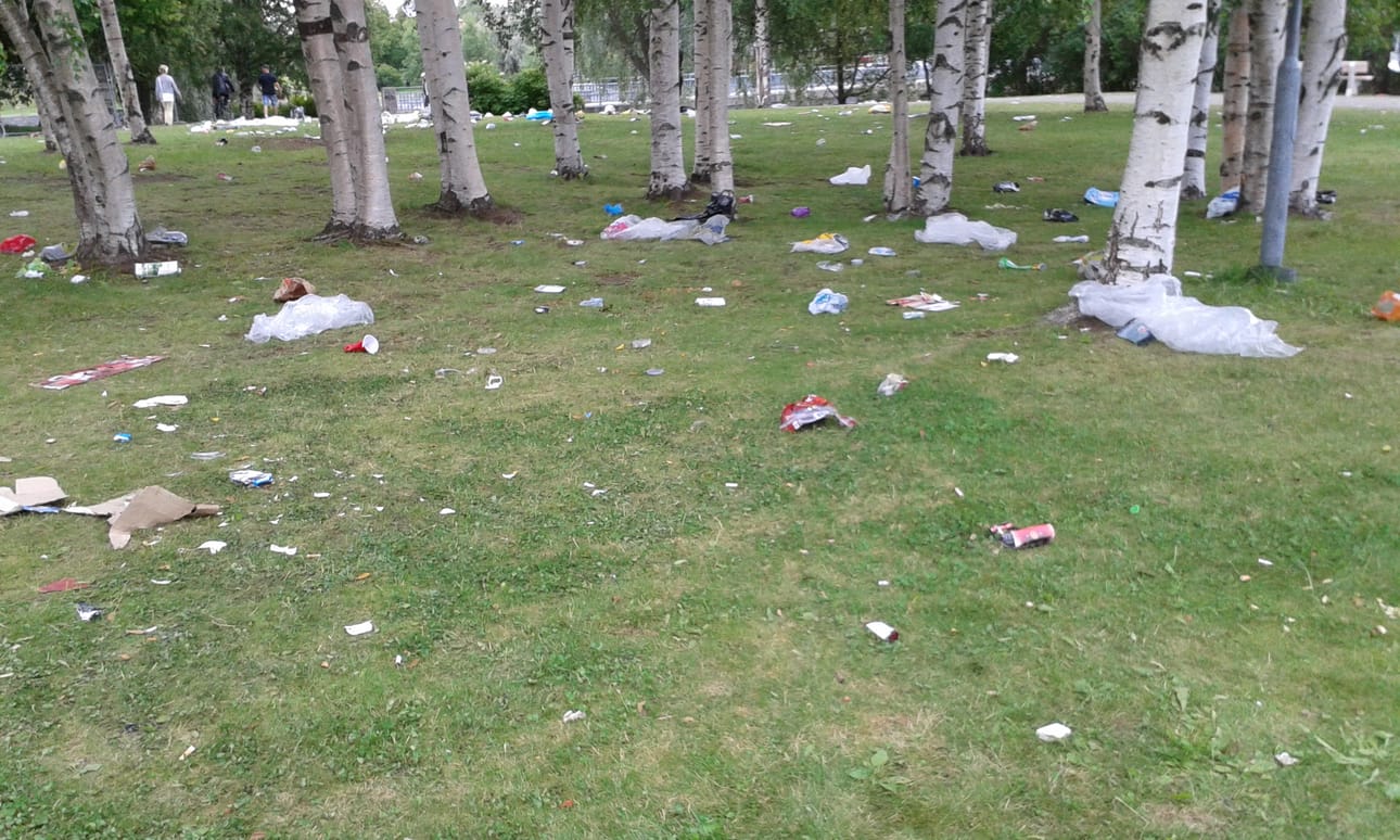 Järjestäjien mukaan jätettä ei ole ollut ongelmaksi saakka. Kuva Linnansaaresta sunnuntai-aamulta.