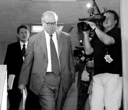 Asetarkastajien johtaja Hans Blix saapui torstaina YK:n päämajaan.