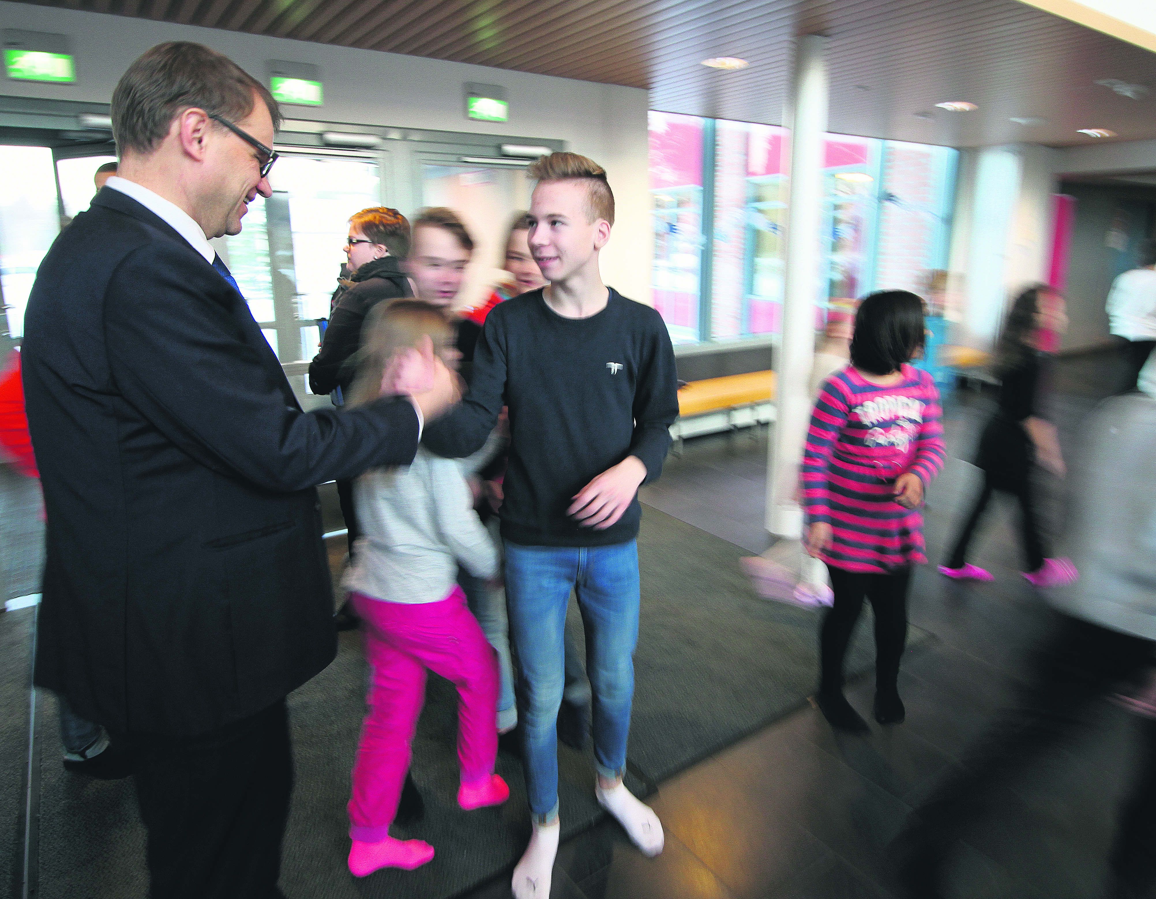 Moni oppilas halusi käydä kättelemässä pääministeriä. Käytävillä kuiskuteltiin myös pääministerin lentotaidoista. Sipilä itse kertoi, että kovinkaan monen maan pääministeri ei lentämistä harrasta. - Tiedän, että Jordanian kuningas lentää.