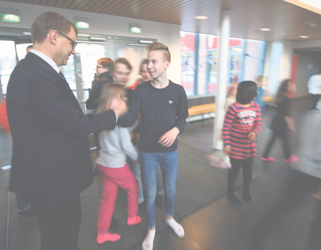 Moni oppilas halusi käydä kättelemässä pääministeriä. Käytävillä kuiskuteltiin myös pääministerin lentotaidoista. Sipilä itse kertoi, että kovinkaan monen maan pääministeri ei lentämistä harrasta. - Tiedän, että Jordanian kuningas lentää.