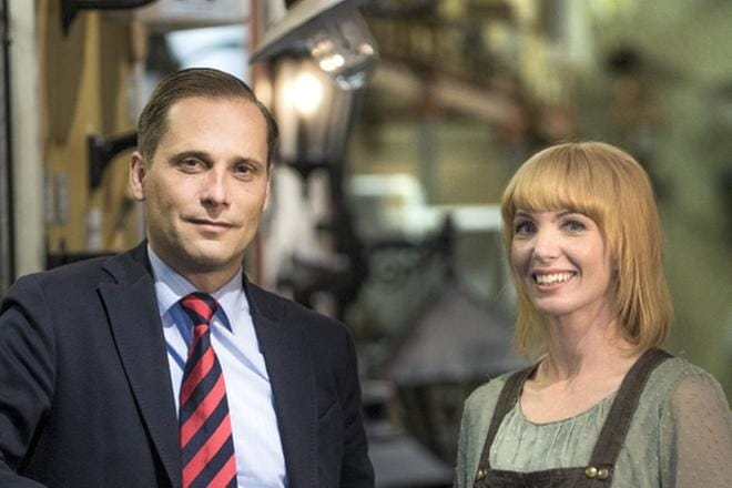 Christopher O´Regan (vas.) ja Erika Åberg ovat hyväntuulisen uuden sarjan vetäjät. KUVA: Janne Danielsson/Yle Kuvapalvelu