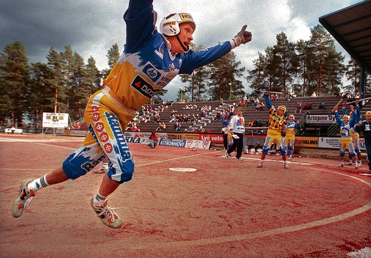 Ankkureissa oli aloittanut uutena miehenä tässä tuulettava Toni Ojala, 14.5.1998 pelatussa ottelussa juoksuja kertyi heti viisi.
