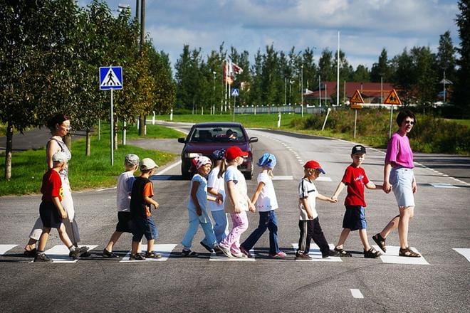 Liikenneturva kannustaa uusien ekaluokkalaisten vanhempia harjoittelemaan koulumatkaa yhdessä lapsen kanssa hyvissä ajoin. Arkistokuva: Kari Löfhjelm