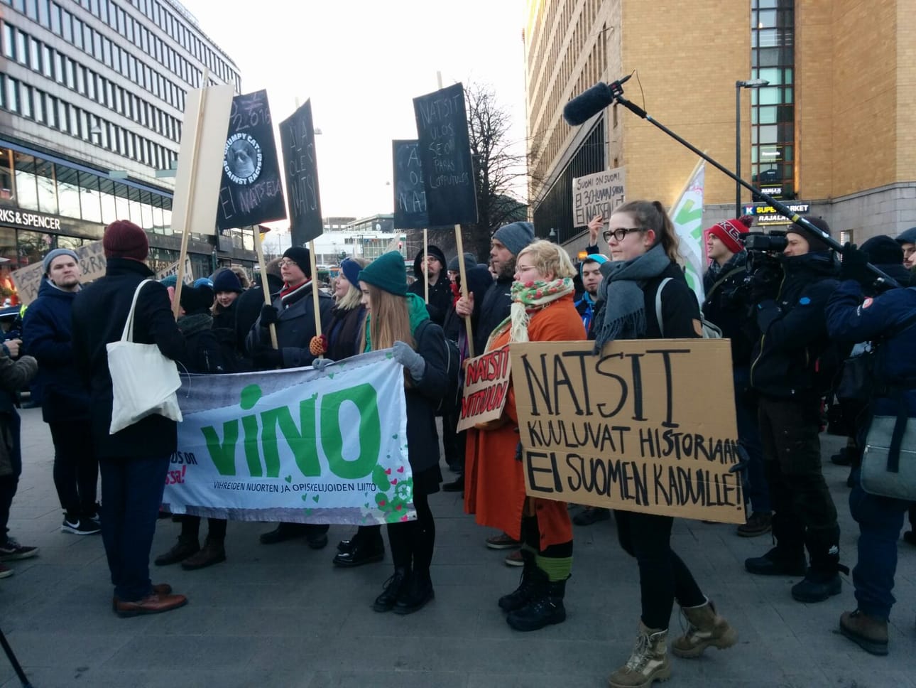 Natsismin vastustajat kokoontuvat parhaillaan Helsingin Asema-aukiolle.
