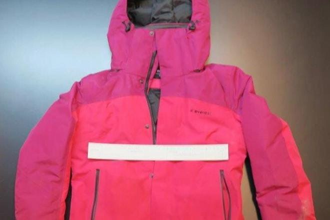 Pahoinpitelyn uhrin vaaleanpunainen takki löytyi rannasta polun varrelta. KUVA: POLIISI