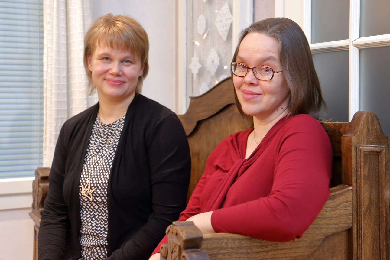 Pirita Myllymäki ja Sari Kauranen ovat ystävystyneet sydämellisesti levyntekoprosessin aikana. Se kuuluu myös levystä kauniina harmoniana.