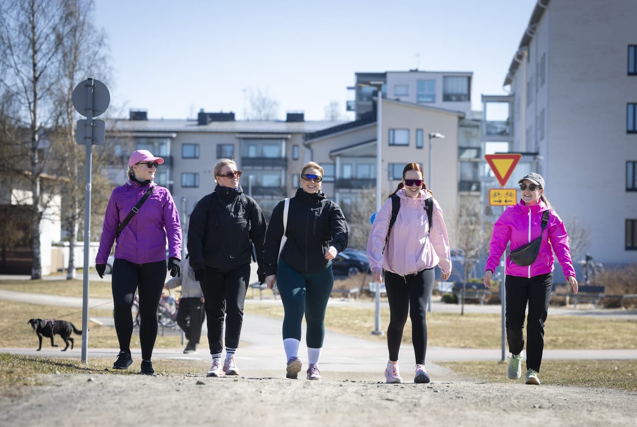 Katja Nyman (oik.), Neeta Perkkiö, Jenna Siira, Heidi Kylmänen ja Roosa Sarajärvi tuumivat, että Hollihaan puiston parannus on hyvä juttu, kunhan kesän juoksutapahtuma ei kärsi remontista.