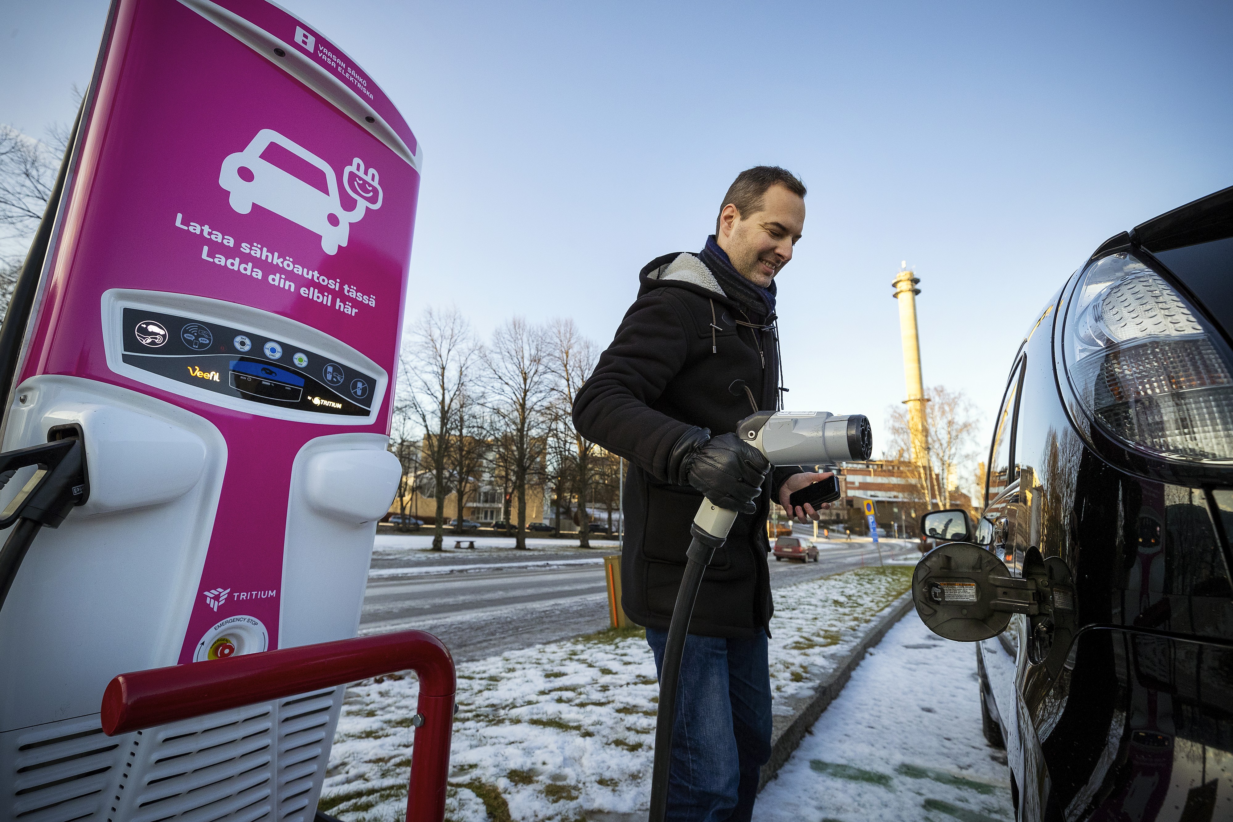 Sähköautojen pikalatauspisteitä on hyvin suurissa kaupungeissa, mutta maanteillä pisteiden etäisyydet tekevät matkustamisesta hankalaa joihinkin paikkoihin Suomessa, jos sähköauton kantama on sadan kilometrin luokkaa.