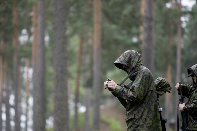 Keskusrikospoliisi kerää tietoja muodostaakseen kokonaiskuvan tilanteesta. KRP:tä pyydettiin tutkimaan onko Puolustusvoimissa ohjeistettu kaksoiskansalaisten kohtelussa. Kuvituskuva. KUVA: Kati Laukkanen