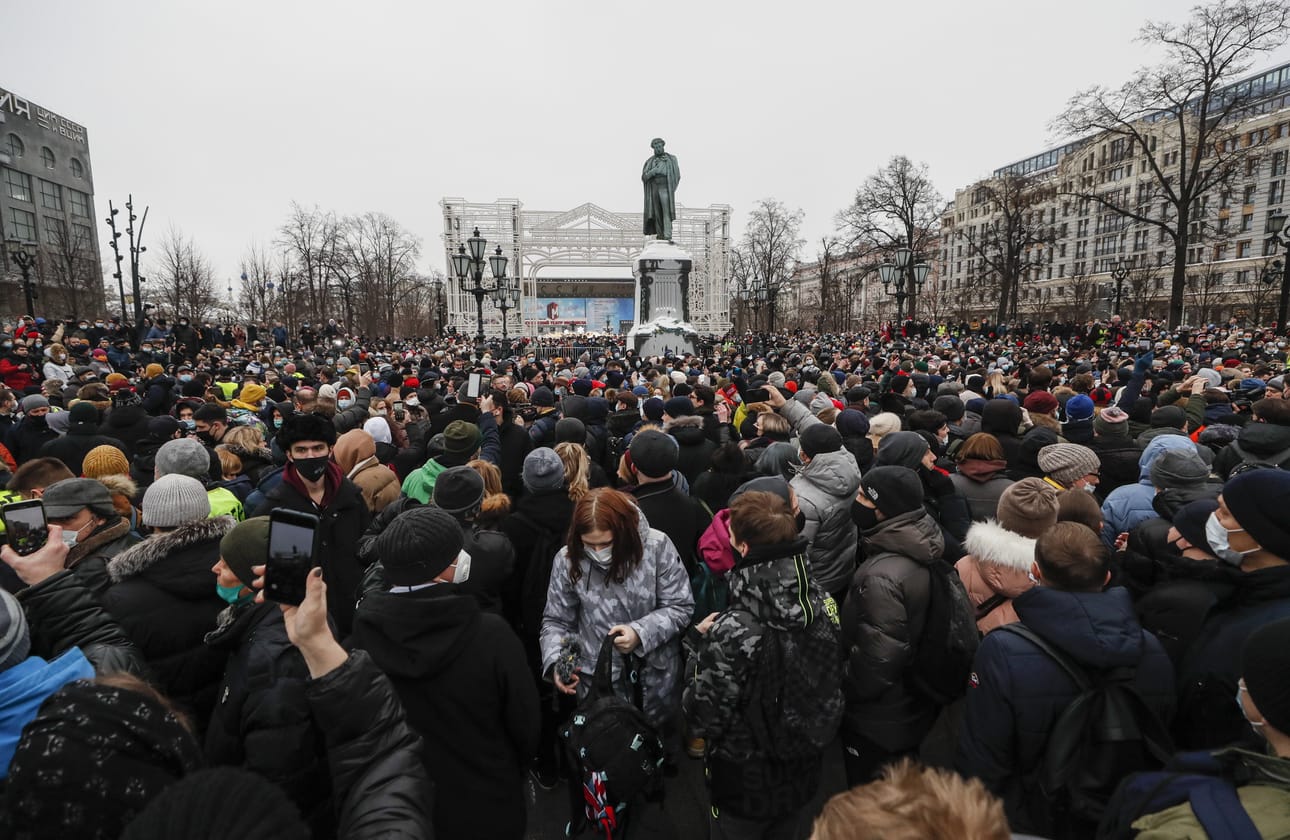 Moskovan Pushkininaukiolle kokoontui yli 40 000 ihmistä vaatimaan vapautta Navalnyille. Venäjän poliisi esitti viralliseksi arviokseen kymmenyksen tästä.