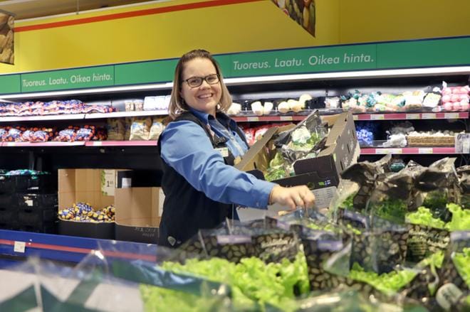 Marketpäällikkö Piia Hahto kertoo, että S-Marketin vihanneshyllyyn tulee esimerkiksi salaattia Pirttikylästä. KUVAT: JARMO PANULA