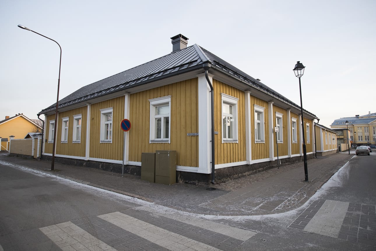 Vuonna 1812 rakennettu Raahen vanha pappila on peruskorjattu ja kunnostettu. Tiistain jouluikkuna löytyy kulmatalon Reiponkadun puoleiselta seinustalta.