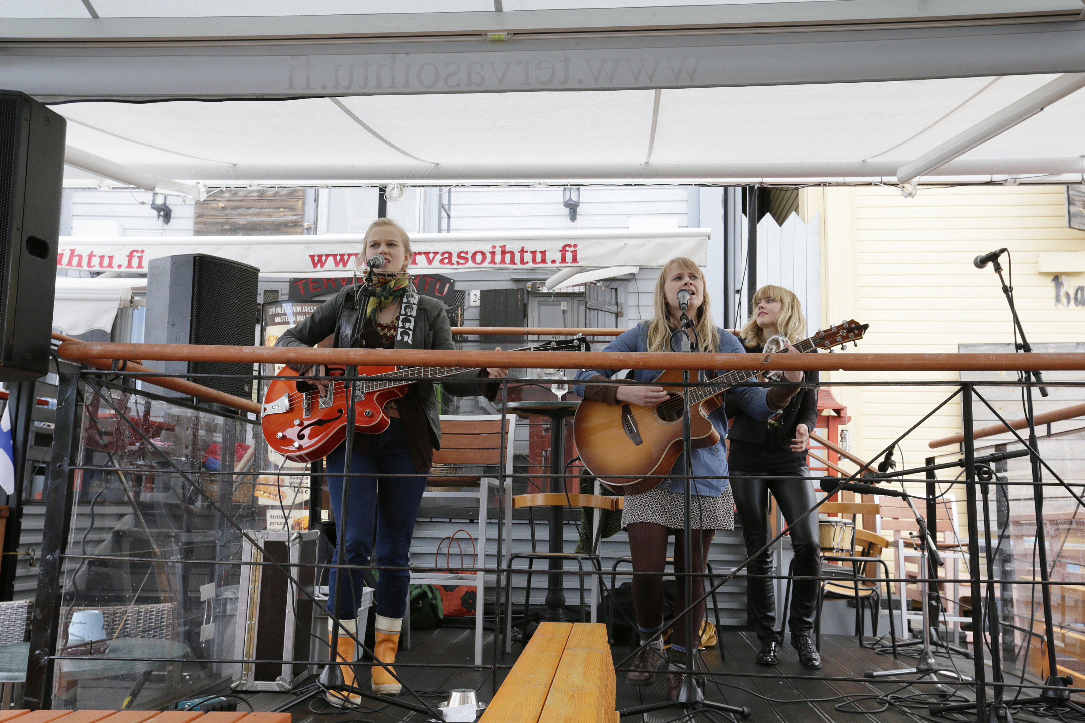 Yleisö nautti päivällä Kanelin musisoinnista. Kanelin esitystä arvostivat myös tuomarit, sillä bändi tuli kisassa toiseksi. Sunnuntaina sekä bändisarjan että trubaduuri- ja duosarjan kolme parasta ja yleisön suosikit esiintyvät uudelleen.