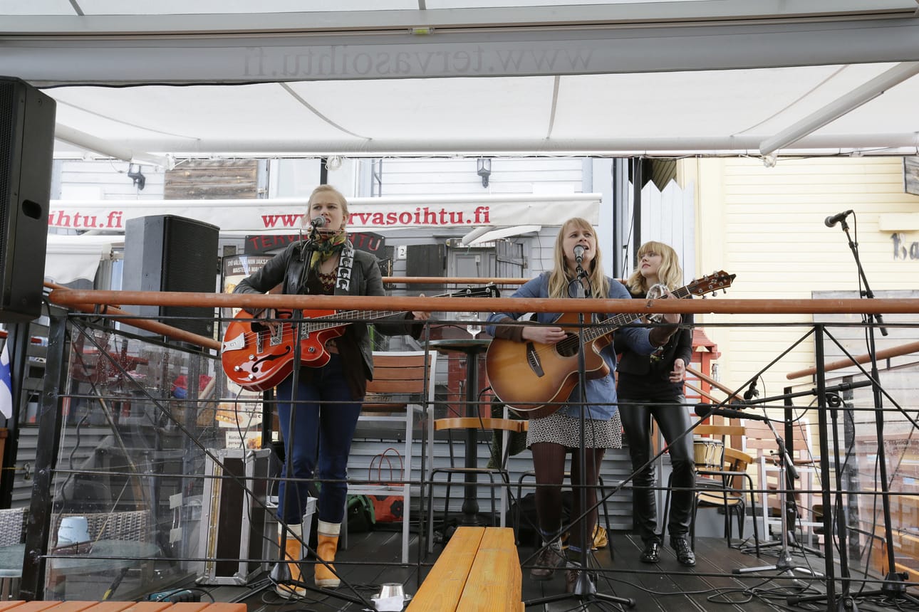 Yleisö nautti päivällä Kanelin musisoinnista. Kanelin esitystä arvostivat myös tuomarit, sillä bändi tuli kisassa toiseksi. Sunnuntaina sekä bändisarjan että trubaduuri- ja duosarjan kolme parasta ja yleisön suosikit esiintyvät uudelleen.
