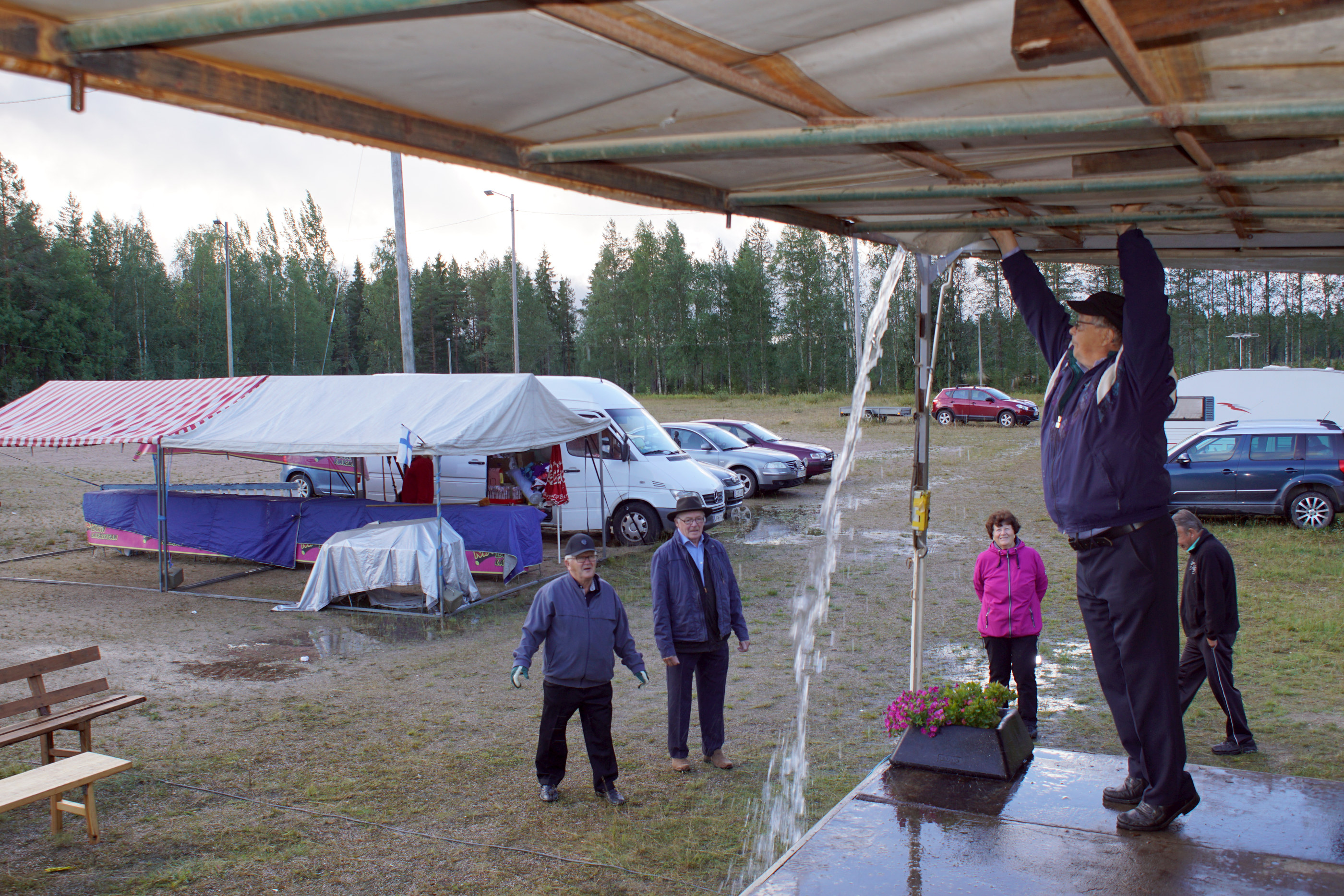 Puheiden ohella ohjelmassa oli musiikkia ihan paikallisin kyvyin esitettynä.
